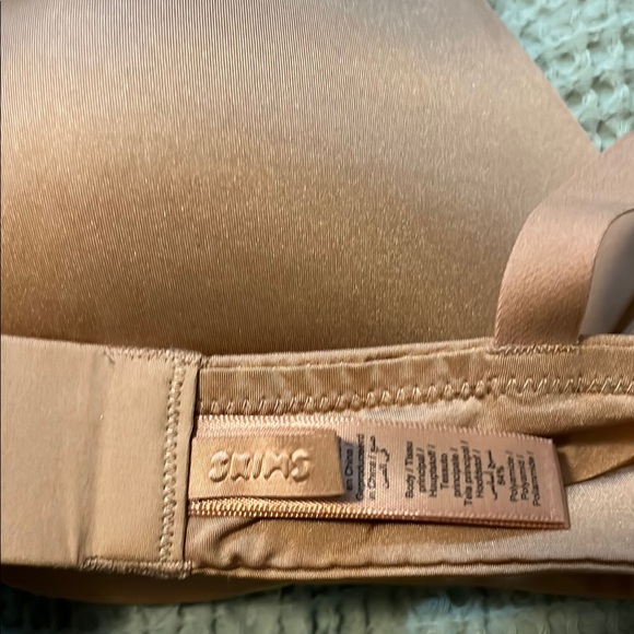 SKIMS Wireless Form T-shirt Demi Bra - Picture 2 of 6